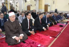 محافظ القليوبية يؤدي صلاة عيد الفطر في مسجد ناصر ببنها وسط أجواء احتفالية مميزة