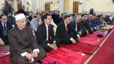 محافظ القليوبية يؤدي صلاة عيد الفطر في مسجد ناصر ببنها وسط أجواء احتفالية مميزة