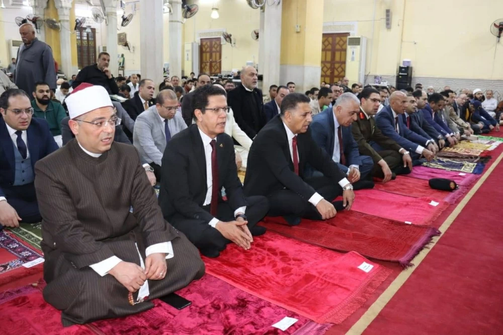 محافظ القليوبية يؤدي صلاة عيد الفطر في مسجد ناصر ببنها وسط أجواء احتفالية مميزة