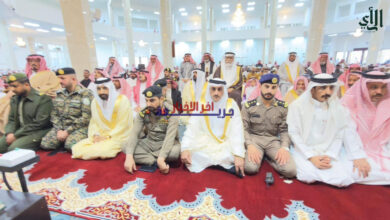 محافظ ظهران الجنوب يؤدي صلاة عيد الفطر المبارك وسط فرحة وتلاحم أبناء المنطقة