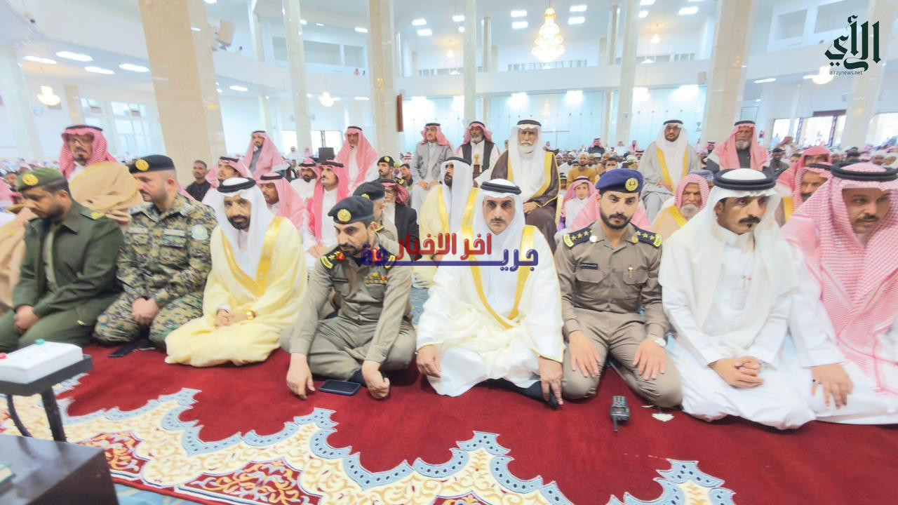 محافظ ظهران الجنوب يؤدي صلاة عيد الفطر المبارك وسط فرحة وتلاحم أبناء المنطقة