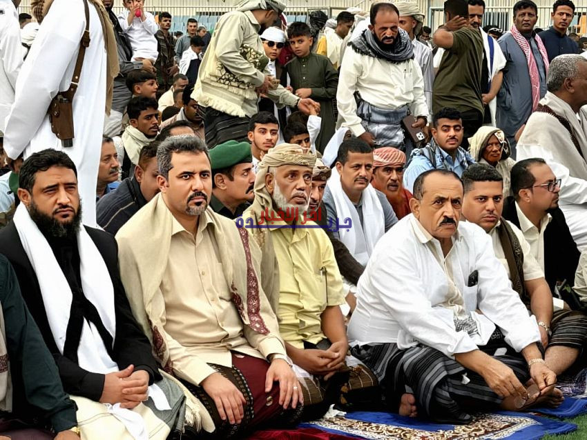 محافظ لحج يؤدي صلاة عيد الفطر في الحوطة ويزور المرضى بمستشفى ابن خلدون.. المبادرات الوطنية تعكس روح العيد