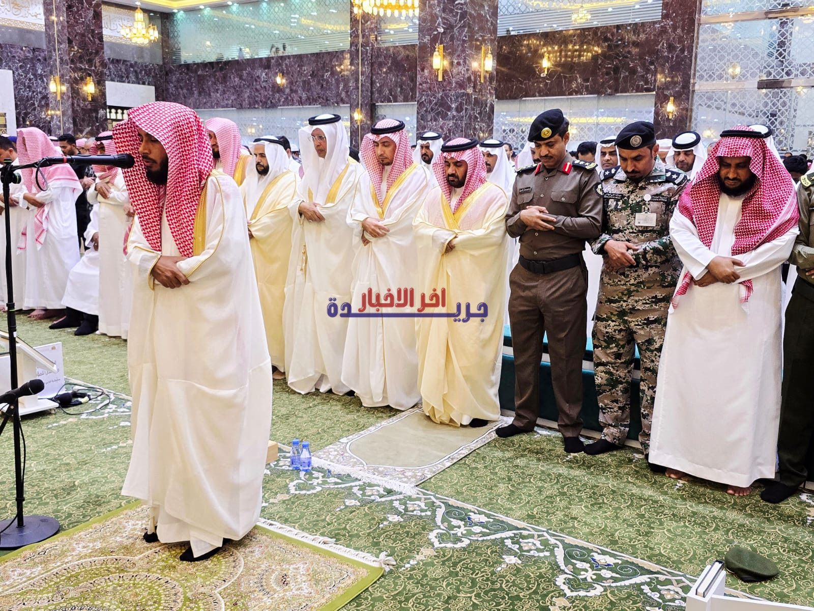 محافظ محايل يقود المصلين في صلاة عيد الفطر المبارك باحتفالية مهيبة