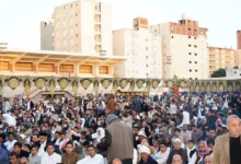 محافظ مطروح يحتفل بعيد الفطر ويؤدي الصلاة معه، ويشارك المواطنين أجواء الفرحة والبهجة