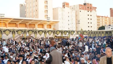 محافظ مطروح يحتفل بعيد الفطر ويؤدي الصلاة معه، ويشارك المواطنين أجواء الفرحة والبهجة