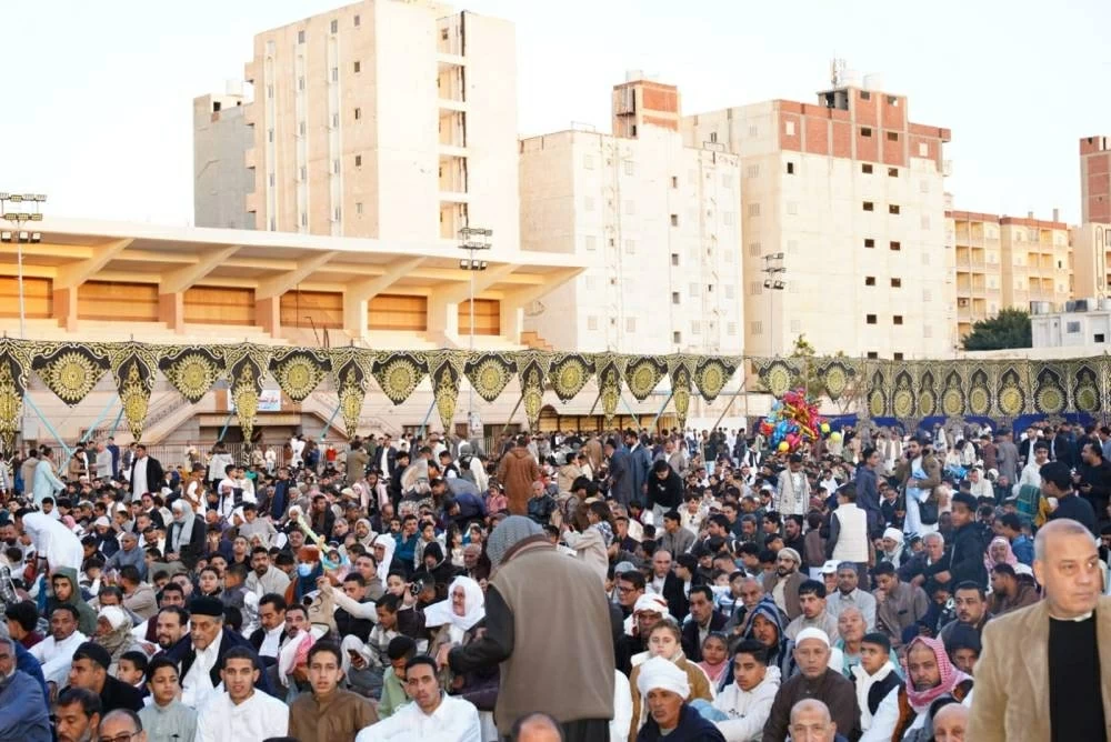 محافظ مطروح يحتفل بعيد الفطر ويؤدي الصلاة معه، ويشارك المواطنين أجواء الفرحة والبهجة