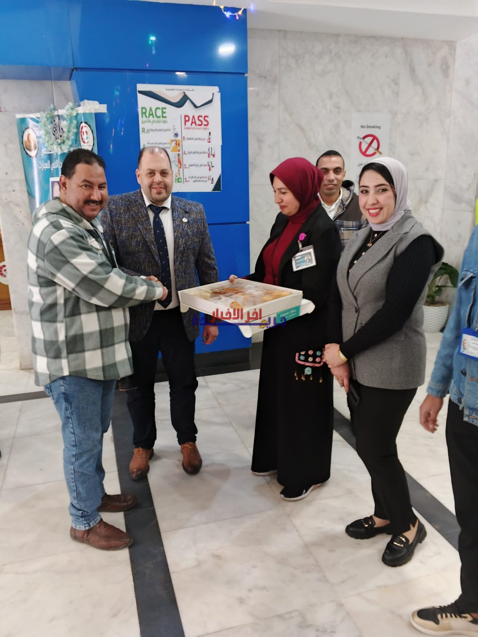 مدير مستشفى العجمي يوزع الهدايا ويجري جولة تفقدية بمناسبة عيد الفطر لتعزيز الروح المعنوية