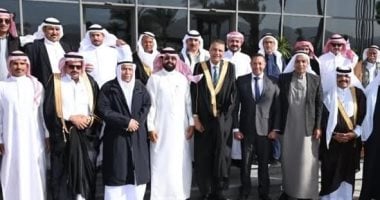 مشايخ وعواقل جنوب سيناء يهدي المحافظ العباءة السيناوية في عيد الفطر.. لقطات تلاحم وتقاليد أصيلة