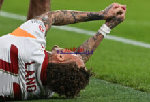 نوا لانغ يكشف عن معاناته المستمرة بعد إصابة قاسية في الإبهام أثناء خسارة ليفربول أمام المنافسين