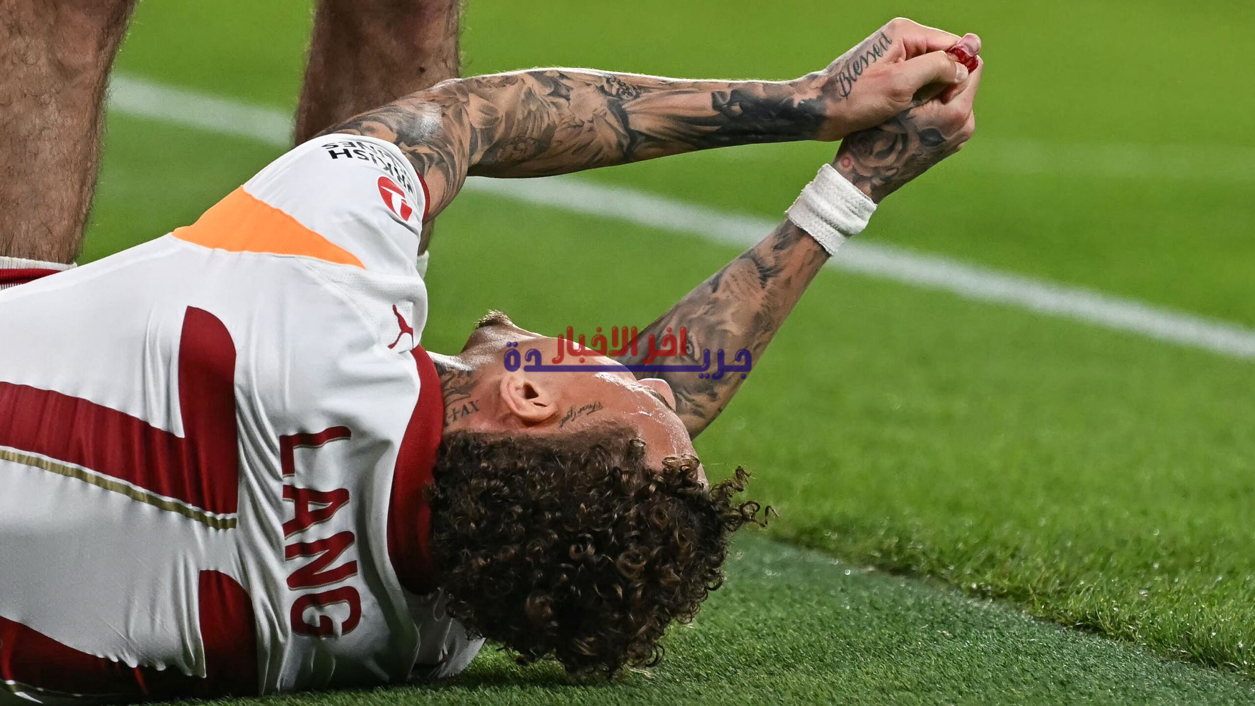 نوا لانغ يكشف عن معاناته المستمرة بعد إصابة قاسية في الإبهام أثناء خسارة ليفربول أمام المنافسين