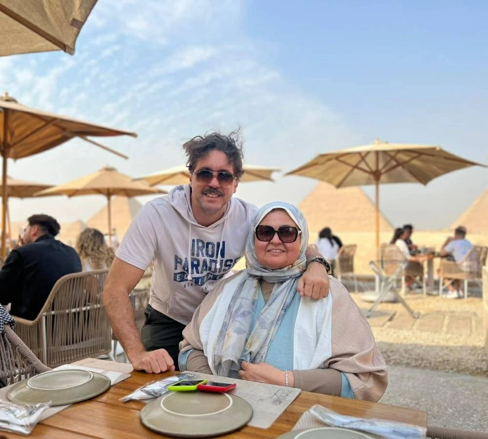 هشام ماجد يشارك صورة مؤثرة لوالدته ويحتفل بعيد الأم بطريقة جميلة