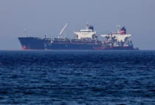 واشنطن تصدر قرارًا مؤقتًا بسماح شراء النفط الإيراني في عرض البحر: تفاصيل وتداعيات