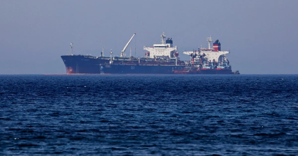 واشنطن تصدر قرارًا مؤقتًا بسماح شراء النفط الإيراني في عرض البحر: تفاصيل وتداعيات