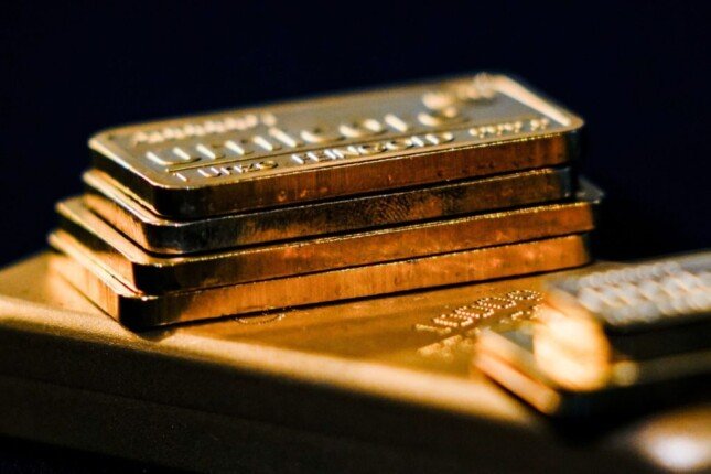 أونصة الذهب تنخفض إلى أقل من 4400 دولار مع تراجع عوائد السندات العالمية