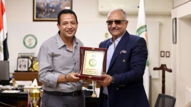 اشرف نصار يستقبل رئيس الاتحاد السكندري ويهديه درع البنك الأهلي في لقاء ودي ومميز