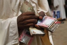 الجنيه السوداني ينهار إلى أدنى مستوى له أمام الدولار الأمريكي وسط الأزمة الاقتصادية
