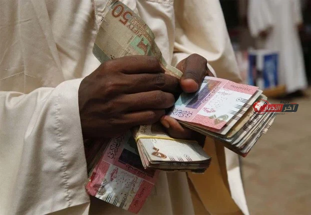 الجنيه السوداني ينهار إلى أدنى مستوى له أمام الدولار الأمريكي وسط الأزمة الاقتصادية