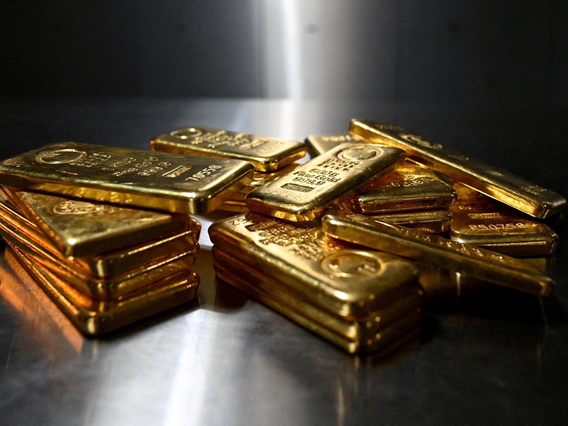 الذهب يرتفع بدعم من بيانات التضخم الأمريكية تراجع النفط رغم توترات إيران