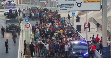 المغرب يوقف مئات المهاجرين غير النظاميين عند المعبر الحدودي مع إسبانيا