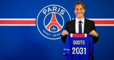 باريس سان جيرمان يوقع رسميا مع موهبة أياكس ميكا جودتس حتى عام 20231