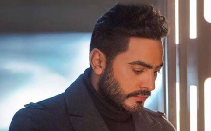 تامر حسني يوجه دعاءً لوالده في أول جمعة بعد وفاته ويطلب من محبيه التضرع له
