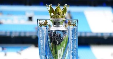 تتويج الدوري الإنجليزي يثير صراعًا محتدمًا بين مانشستر يونايتد وليفربول على لقب العرش