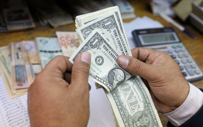 تراجع محدود في سعر الدولار والأسواق تترقب قرار البنك المركزي أسبوع القادم
