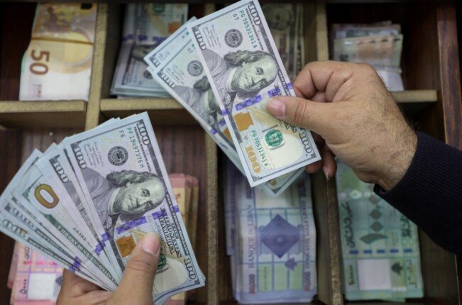 سعر الدولار الأمريكي مقابل الجنيه في البنوك وشركات الصرافة اليوم