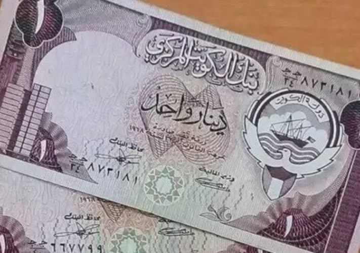سعر الدينار الكويتي يتصدر مؤشرات السوق مع بداية تعاملات اليوم الأربعاء 12-8-2026