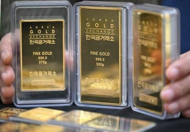 سعر الذهب اليوم عيار 21 الآن مباشر يتراجع بأكثر من 1.5% بفعل ارتفاع عوائد الخزانة وأسعار النفط
