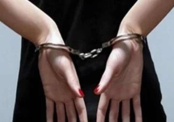 ضبط المتهمة بالنصب على راغبي شراء الأثاث المنزلي عبر وسائل التواصل الاجتماعي