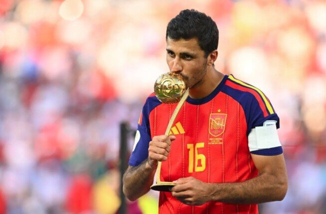 مانشستر سيتي يرفض عرض برشلونة الثاني لضم رودري ويتمسك بثمن 70 مليون إسترليني