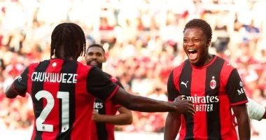 مانشستر يونايتد يختبر هزيمة قاسية بسقوطه بأربعة أهداف أمام ميلان قبل انطلاق منافسات الدوري الإنجليزي