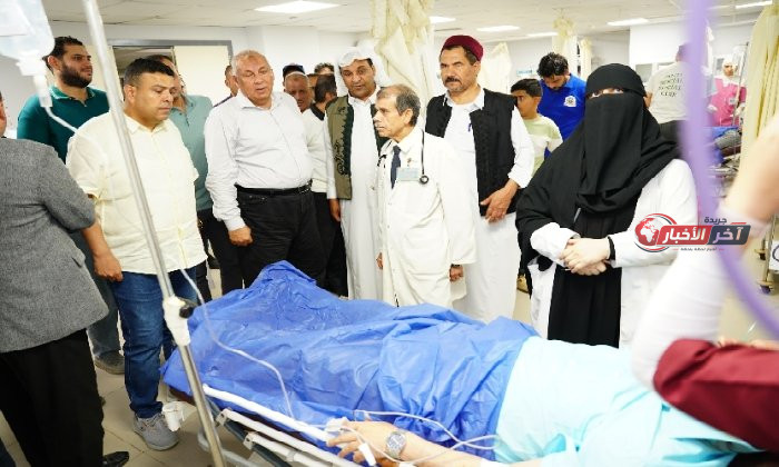محافظ مطروح يتابع حالة السكرتير العام ومرافقيه بعد حادث انقلاب السيارة في النجيلة ويطمئن على صحتهم