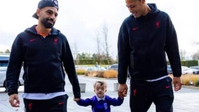 مشجع إسحاق يترك رسالة مؤثرة لمحمد صلاح تعبر عن بقائه في القلب دائمًا بعد رحيله عن ليفربول