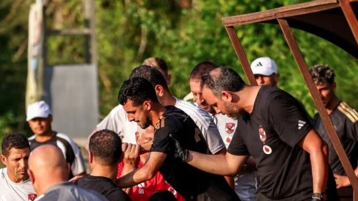 هل يضغط الأهلي للتحرك لضم ظهير أيسر جديد عقب إصابة بلعمري