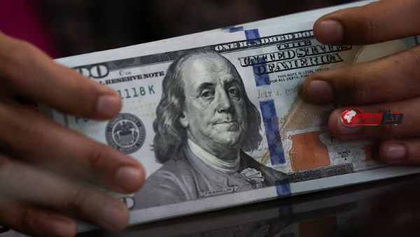 أقل سعر لصرف الدولار اليوم الخميس في البنوك يثير اهتمام المستثمرين والمتعاملين الماليين